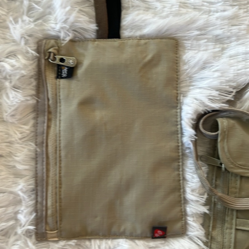 Lewis N Clark RFID blocking travel pouch and adjustable neck wallet - Picture 9 of 13